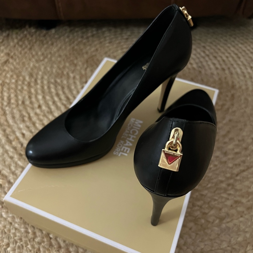 Michael Kors Antoinette Leather Pump